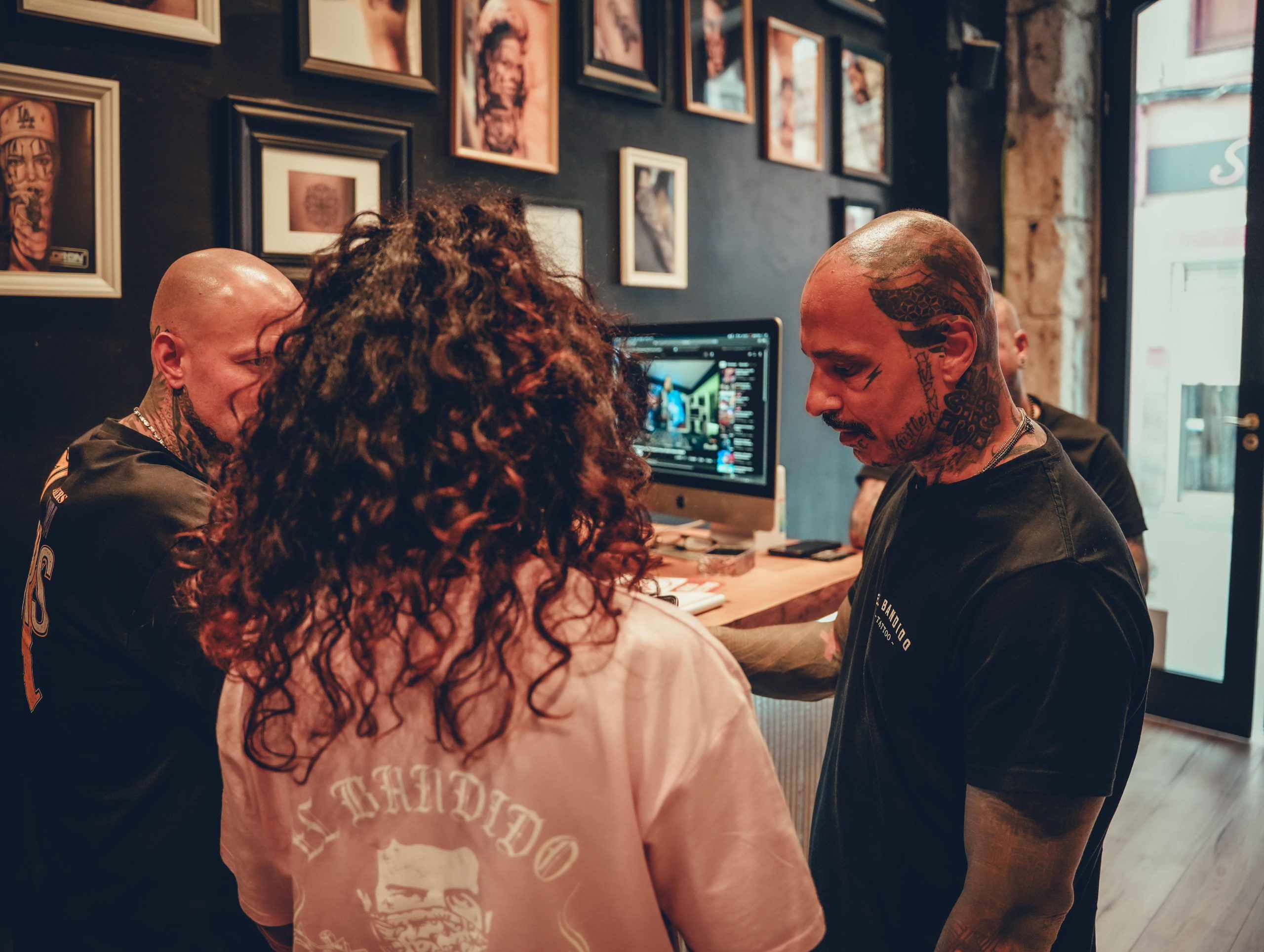 El equipo de El Bandido Tattoo con un cliente